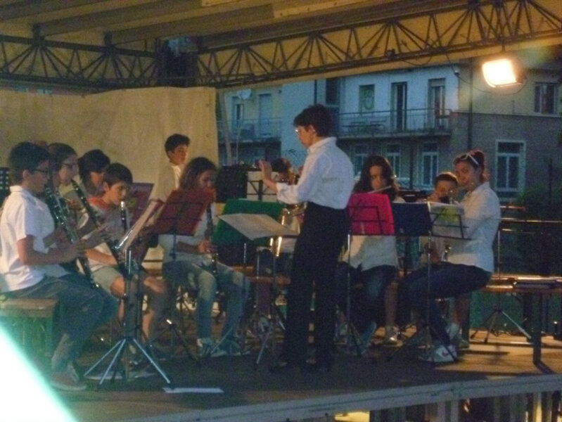 BANDA SOCIALE DI DRO E CENIGA CON �A PARTECIAPZIONBE DELLE MAJORETTES