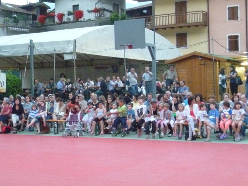 BANDA SOCIALE DI DRO E CENIGA CON �A PARTECIAPZIONBE DELLE MAJORETTES