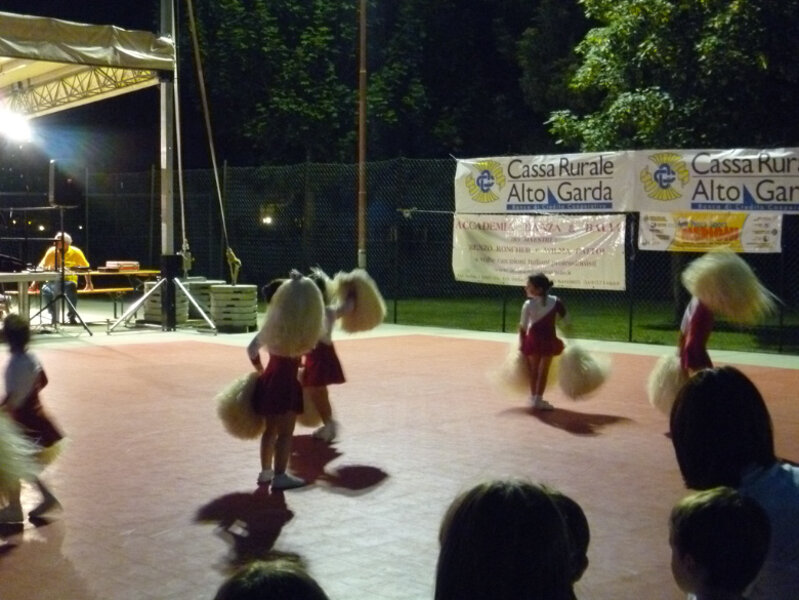 BANDA SOCIALE DI DRO E CENIGA CON �A PARTECIAPZIONBE DELLE MAJORETTES