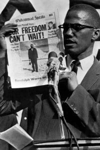 malcolm-x-solleva-il-quotidiano-muhammad-speaks-_200x300.jpeg