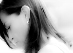 ragazza_che_guarda_il_mare_in_tempesta%20(2).jpeg
