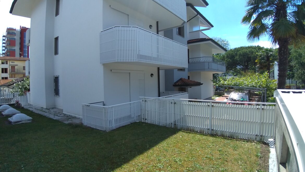 Giardino lato appartamenti 1,3,5. Giardino lato appartamenti 1,3,5.