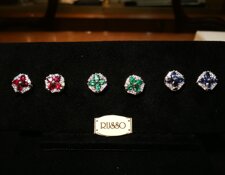 Orecchini Margherita in oro con diamanti taglio brillante e Rubini, Smeraldi e Zaffiri taglio navett