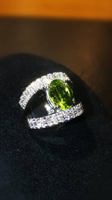 Anello in oro bianco con diamanti taglio brillante e Periodo