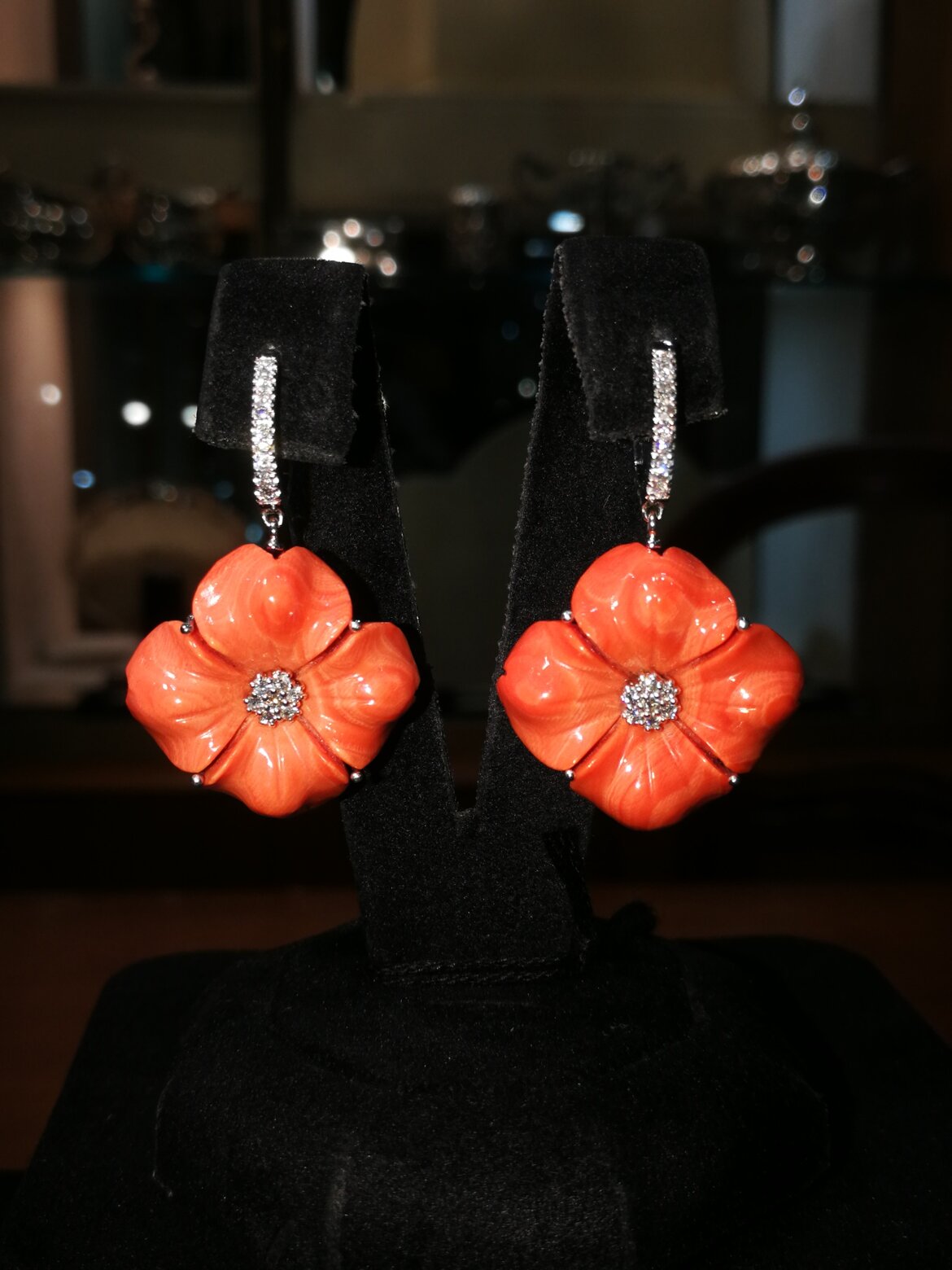 orecchini in oro bianco con brillanti e corallo mediterraneo naturale orecchini in oro bianco con brillanti e corallo mediterraneo naturale