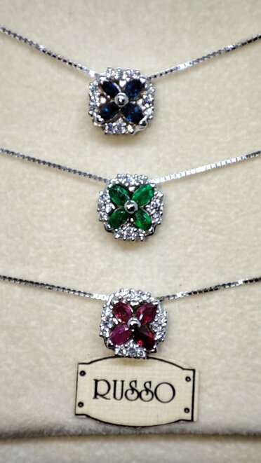 Ciondoli in oro bianco 18 Kt con brillanti, smeraldi, rubini e zaffiri taglio navette