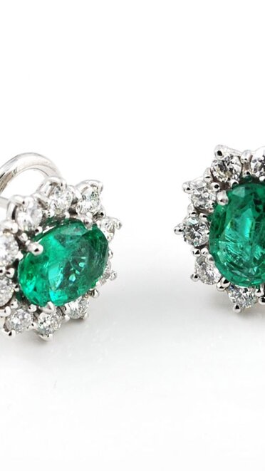 Orecchini in oro bianco 18 Kt con diamanti G color e smeraldi taglio ovale