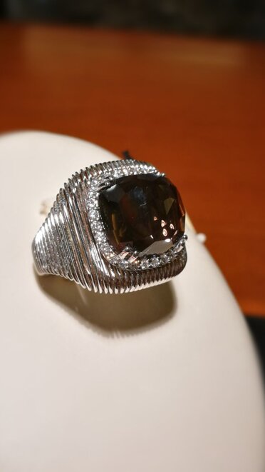 Anello in oro bianco 18Kt con brillanti e Quarzo Fumè