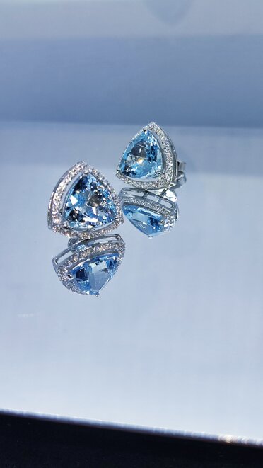 Orecchini in oro bianco con diamanti e Acquamarina taglio Trigone