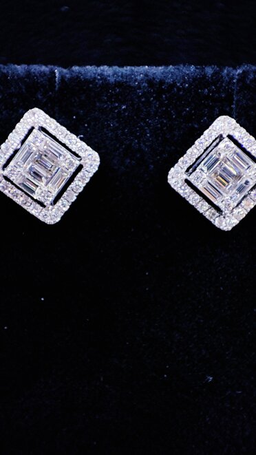 Orecchini in oro bianco 18 Kt con diamanti taglio brillante e baguette