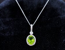 Pendente in oro bianco con diamanti e Peridoto
