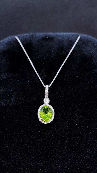 Pendente in oro bianco con diamanti e Peridoto
