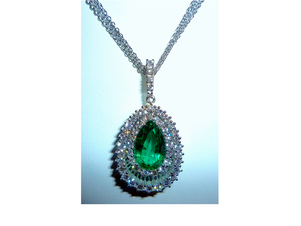 Pendente in oro bianco 18 Kt con diamanti G color e smeraldo naturale a goccia Pendente in oro bianco 18 Kt con diamanti G color e smeraldo naturale a goccia