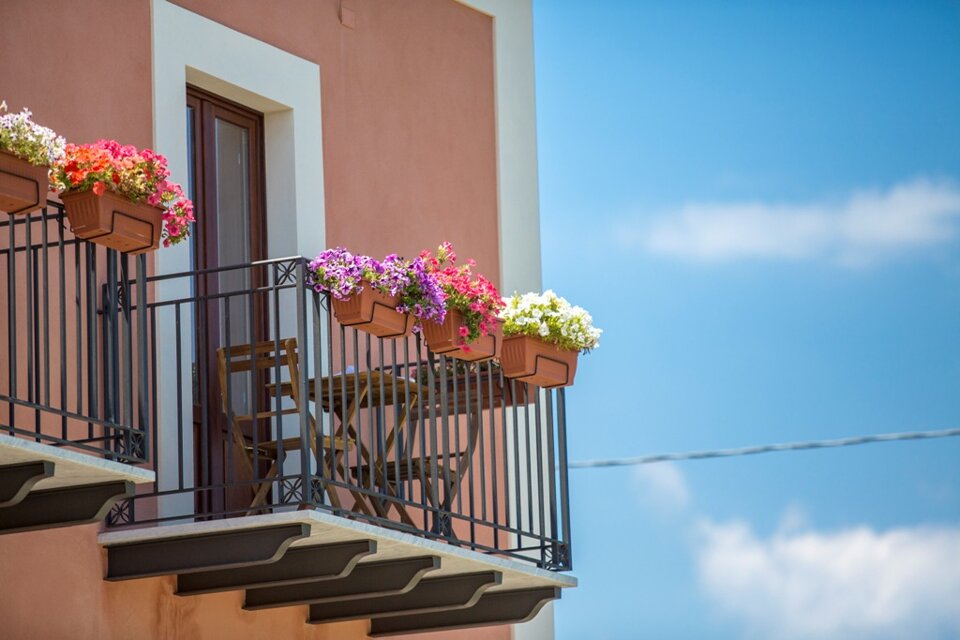 Balconcino con affaccio sulla piscina e sul mare