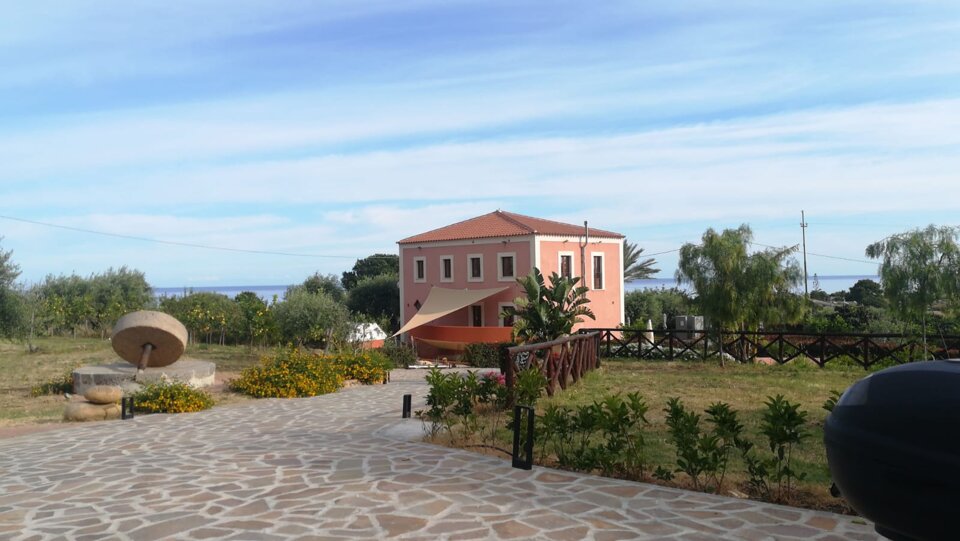 Villa vista dal viale di accesso Villa vista dal viale di accesso