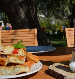 Focaccia con pomodirini e olive