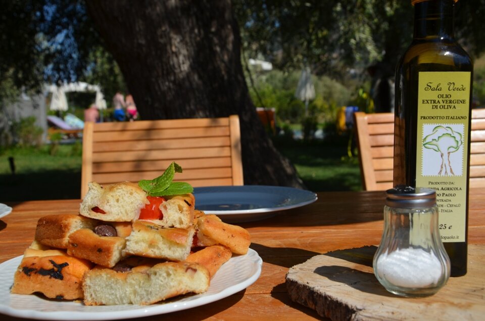 Zona esterna relax con tavoli Zona esterna relax con tavoli