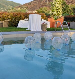 Piscina con palloncini