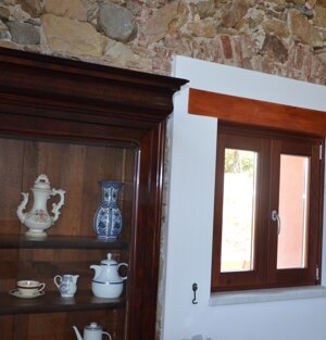 Soggiorno con muro in pietra orinario