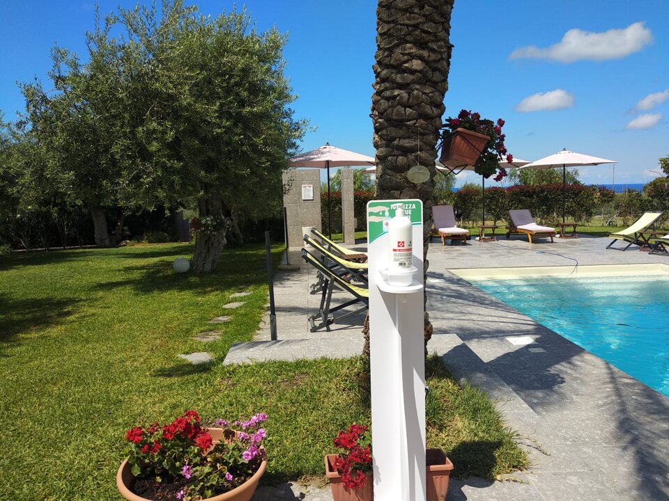 PISCINA - Colonnina con gel idroalcolico PISCINA - Colonnina con gel idroalcolico