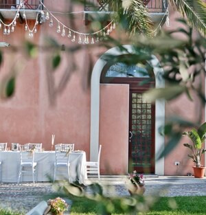 Tavolo degli adulti davanti alla facciata della villa a bordo piscina catering DragonFly Event