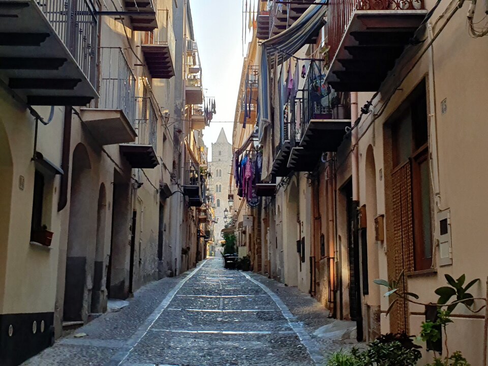 Cefal - vicolo che porta alla Cattedrale Cefal - vicolo che porta alla Cattedrale