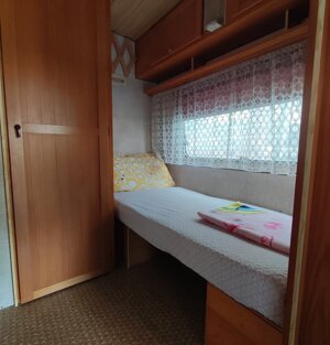 Ecco la nostra roulotte 3 posti letto, composta da veranda, gazebo e cucinotto con stoviglie.