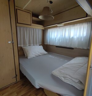 Ecco la nostra roulotte 4 posti letto, composta da veranda, gazebo e cucinotto con stoviglie.