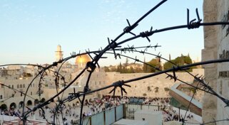 old_jerusalem_western_wall_barbed_wire.jpeg old_jerusalem_western_wall_barbed_wire.jpeg