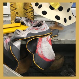 “Art retro’ pour pois noirs” Foulard in Twill Seta