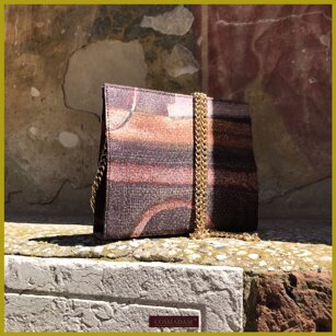“… rafforzo i colori di antichi affreschi…” Pochette elegante in PuraSeta con tracolla ft 20cm/17cm | Made in Italy