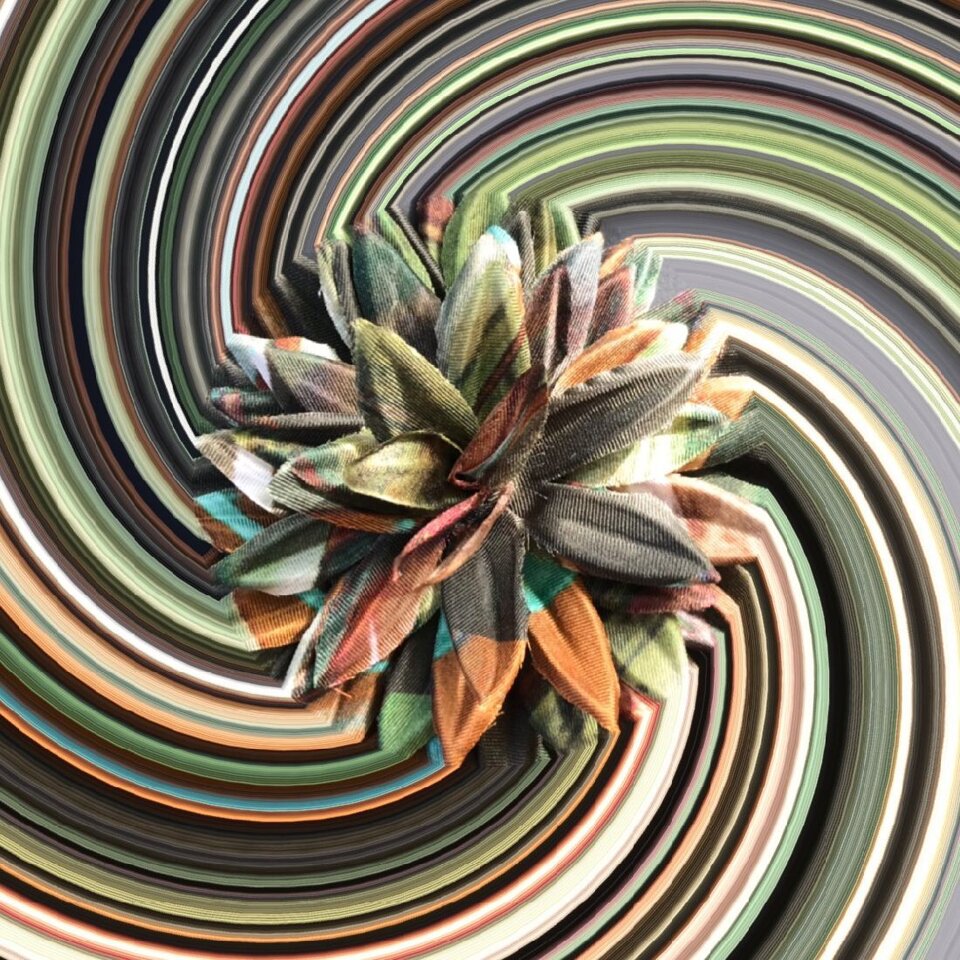 Spilla artigianale con petali in Seta, 12cm di diametro