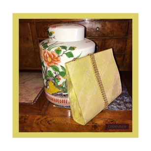 “... giallo freddo su toni caldi” Pochette in Pura Seta con tracolla dorata