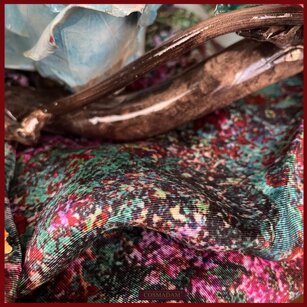 #LarteinunFoulard #Foulard #MadeinItaly “… linee curve e morbide ad evidenziare naturalezza”