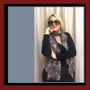 Grazie a PassepARTout Gallery Elena Ferrari indossa una sciarpa COSMADAM