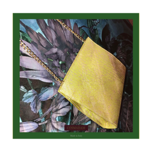 “... giallo su fantasie classiche...” Pochette in Pura Seta con tracolla dorata su fantasie classiche