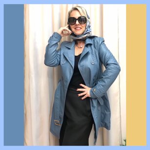 Grazie a PassepARTout Gallery Elena Ferrari indossa un foulard COSMADAM