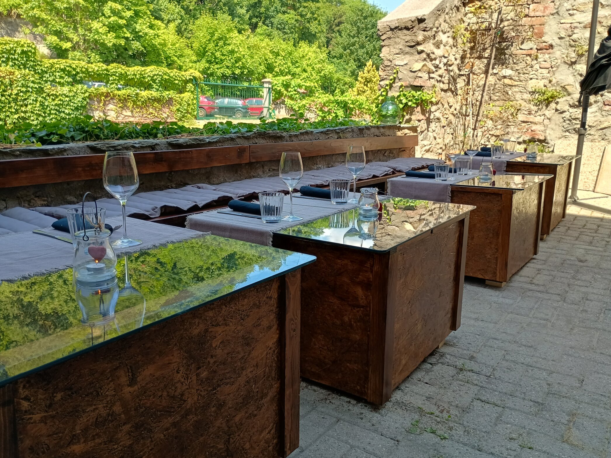 comodo divano con specchiera a Lume Osteria Garessio comodo divano con specchiera a Lume Osteria Garessio