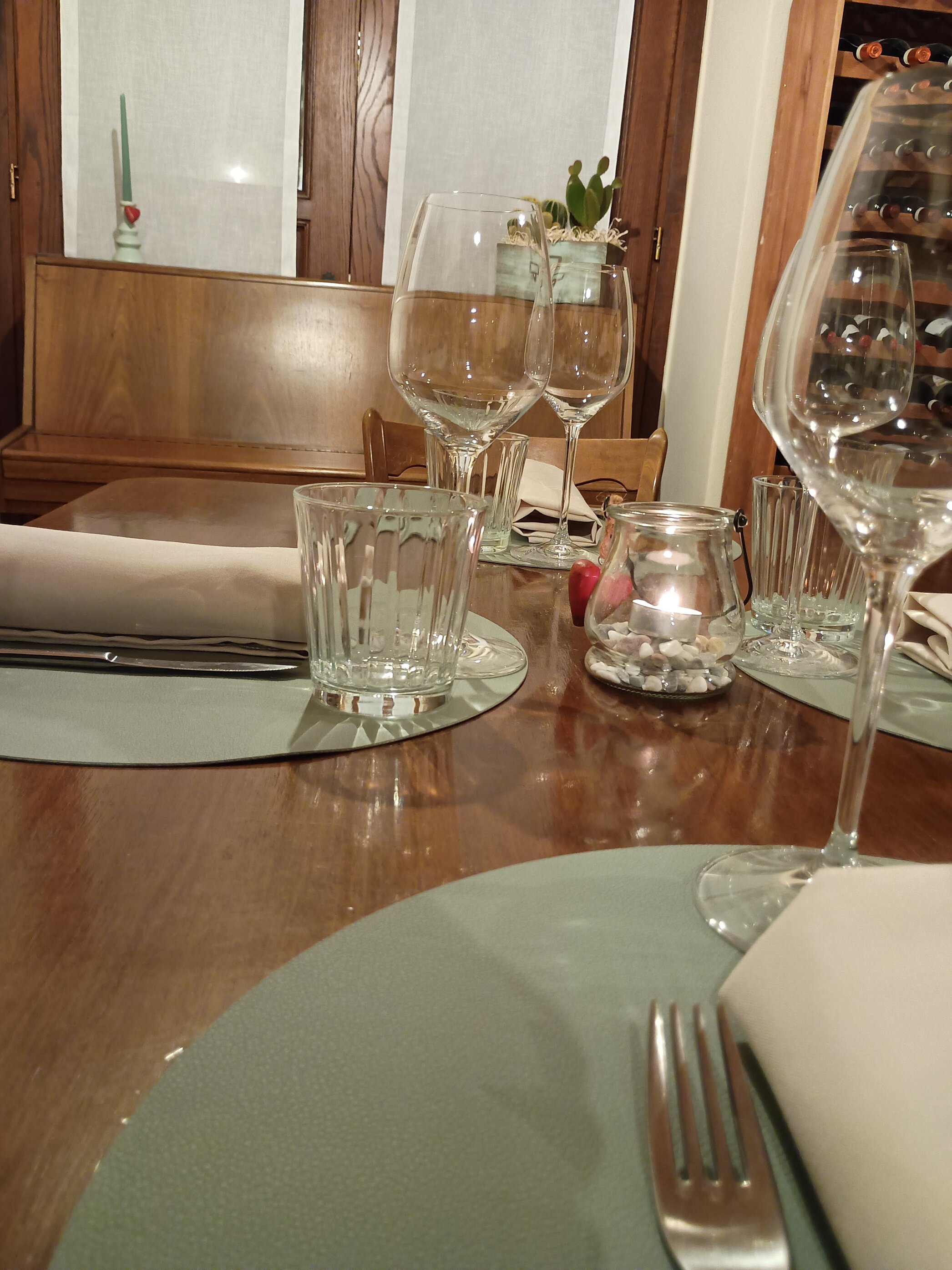 comodo divano con specchiera a Lume Osteria Garessio comodo divano con specchiera a Lume Osteria Garessio