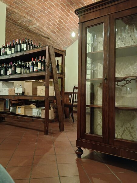 Bottigliera con vini di Lume Osteria a Garessio