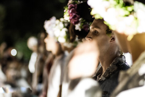 Fotografia di moda editoriale sfilata in esterna Toscana