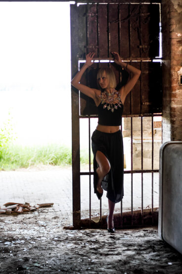 Fotografia di moda editoriale in esterna Toscana