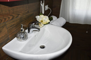 camera_lagodigarda1.jpeg camera_lagodigarda1.jpeg