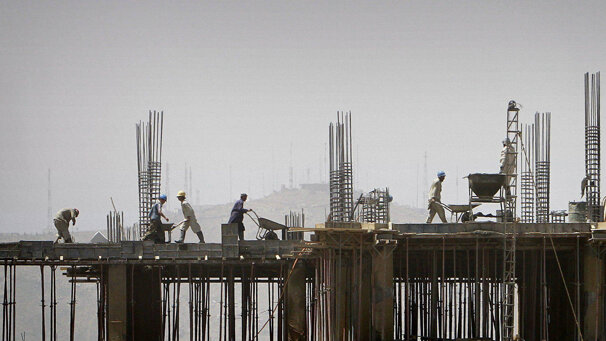 construction-workers-at-work-7truvoc3i5tyn90j.jpeg