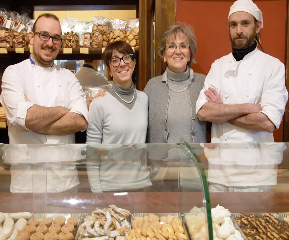family pasticceria.jpeg family pasticceria.jpeg