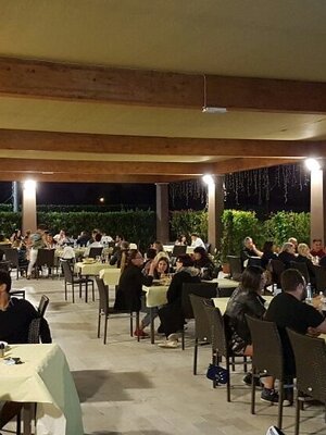 bottiglie-di-vetro-di-birra-con-vetro-e-ghiaccio-su-sfondo-scuro.jpeg bottiglie-di-vetro-di-birra-con-vetro-e-ghiaccio-su-sfondo-scuro.jpeg