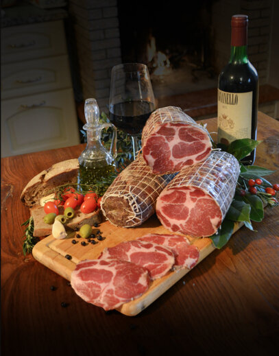 capocollo perugino stagionato in rete.jpeg capocollo perugino stagionato in rete.jpeg