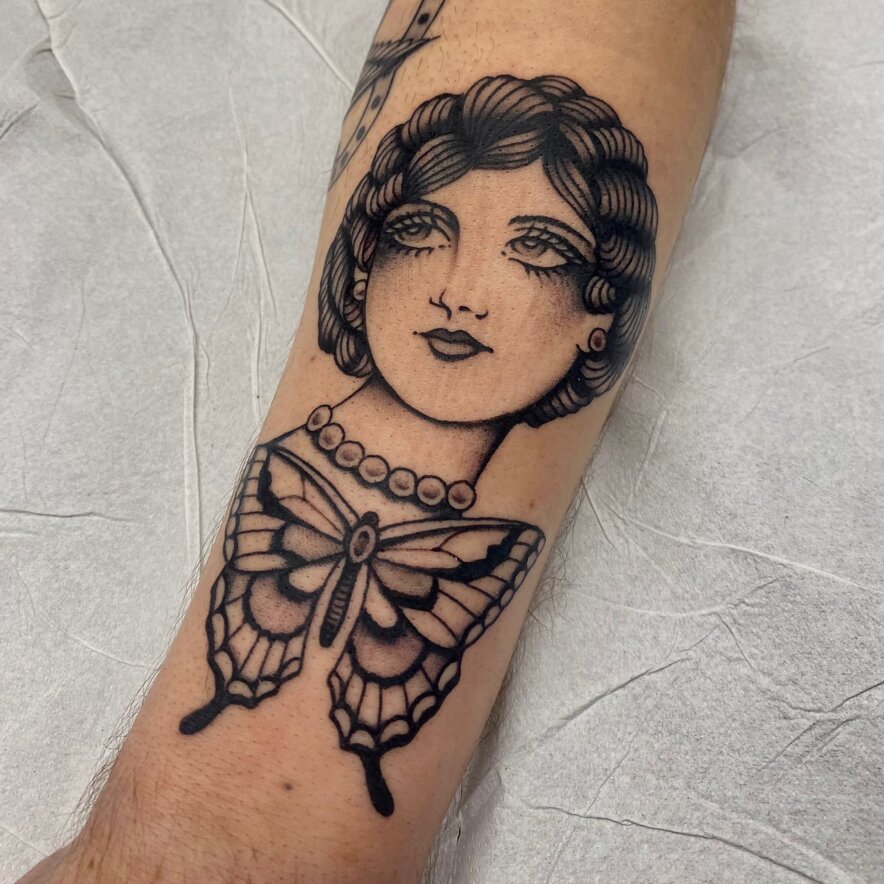 donna tradizionale black and white butterfly vintage tattooing