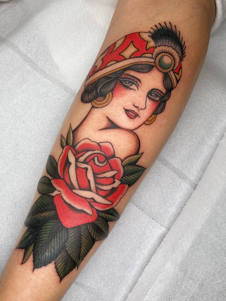 cover lady hat tissue rose color tattoo tradizionale 