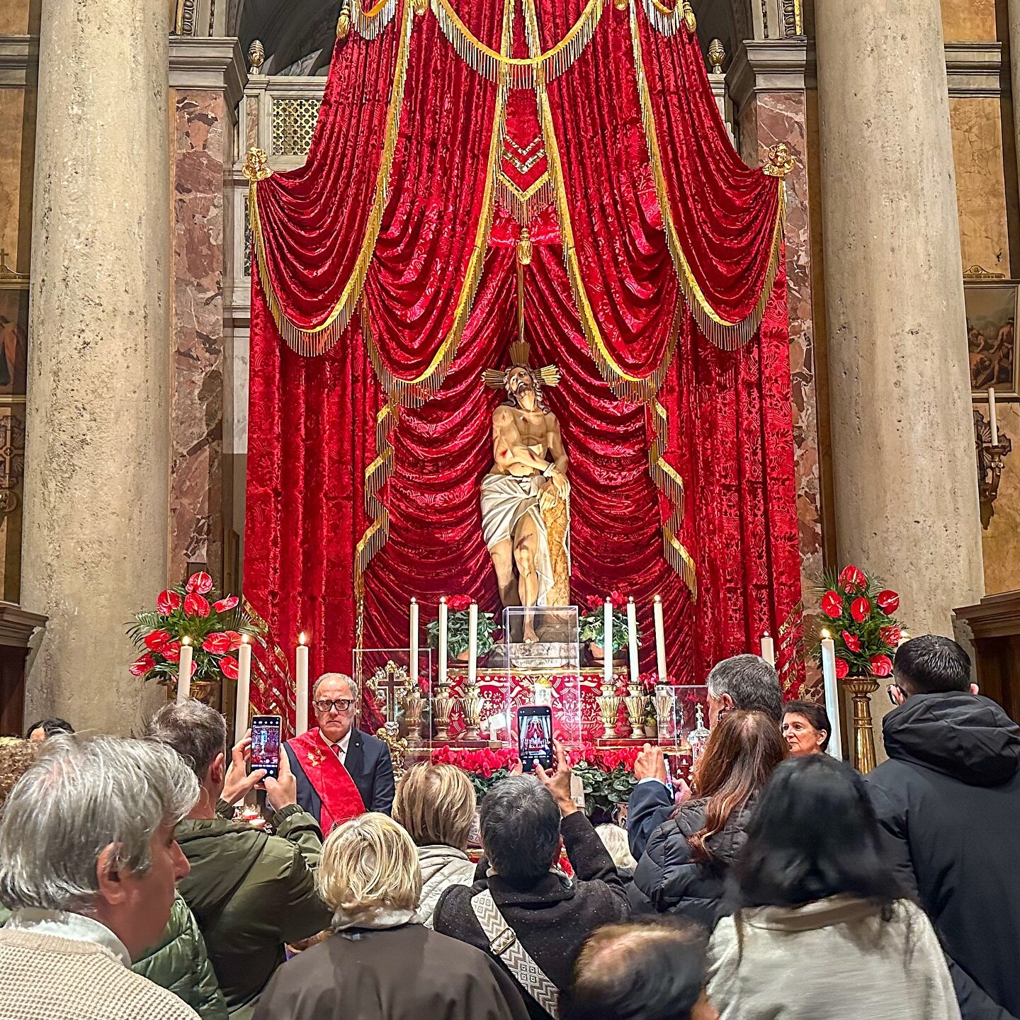 La reliquia del Sangue di Gesù al Santuario di S. Salvatore in Lauro La reliquia del Sangue di Gesù al Santuario di S. Salvatore in Lauro